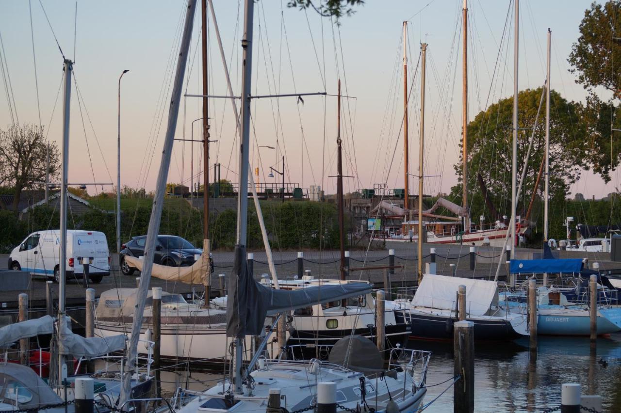 B&B Logeren Bij De Burgemeester Stad aan 't Haringvliet Esterno foto